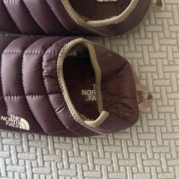The North Face Women’s Slip-On Insulated Shoe/indoor outdoor slipper - Picture 3 of 5